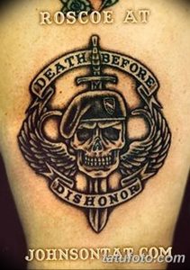 Фото тату с изображением черепа в берете, окруженного девизом 'Death Before Dishonor' и крыльями. Черно-белый рисунок татуировки на плече.