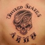 Фото тату: Череп в военной берете с надписью 'United States Army' на груди, выполненный в реалистичном стиле с использованием черных и серых оттенков.