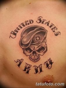 Фото тату: Череп в военной берете с надписью 'United States Army' на груди, выполненный в реалистичном стиле с использованием черных и серых оттенков.