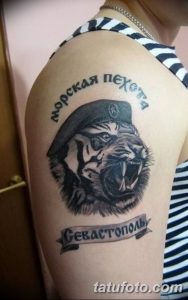 Фото тату морской пехоты: реалистичный тигр в военной кепке с надписью 'Морская пехота' и 'Севастополь' на ленте.