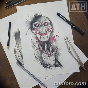 Черно-белый эскиз татуировки с изображением Джокера из фильма 'Пила', выполненный карандашом и линером, с добавлением красных акцентов.