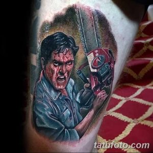 Фото тату Leatherface из «Техасской резни бензопилой». Детализированный рисунок татуировки персонажа с бензопилой, выполненный в реалистичном стиле.