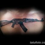 Фото тату автомата, выполненного на груди. Детализированный черно-серый рисунок, демонстрирующий мощь и реалистичность. Подходит для мужчин, ценящих брутальные мотивы.
