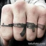 Фото тату на пальцах с изображением автоматов. Черно-белые рисунки татуировок, выполненные в реалистичном стиле. Необычные идеи для тату.