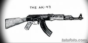 Черно-белая татуировка автомата Калашникова с надписью "THE AK-47". Изображение выполнено в реалистичном стиле с проработкой деталей.