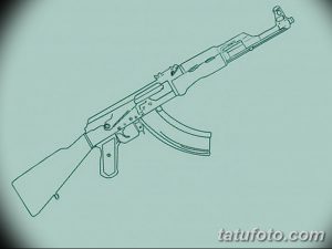 Фото тату: эскиз автомата Калашникова в стиле лайнарт. Черно-белый рисунок татуировки с четкими линиями.