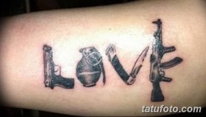 Фото татуировки на руке, изображающей слово 'LOVE', буквы которого заменены пистолетом, гранатой, ножом и автоматом. Черно-белый рисунок.
