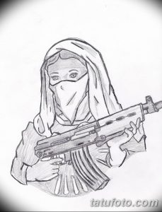 Эскиз татуировки, изображающий девушку в платке с автоматом Калашникова в руках. Черно-белый рисунок, выполненный карандашом.