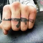 Фото тату на пальцах: три автомата Калашникова, расположенных на разных пальцах руки. Оригинальный и смелый рисунок татуировки.