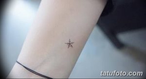 Фото микро тату снежинки на руке. Маленький, минималистичный рисунок татуировки в черном цвете. Идеи для девушек.