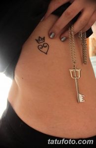 Фото тату на запястье: черная татуировка в виде короны над сердцем. Минималистичный рисунок татуировки для девушек, эскиз тату.