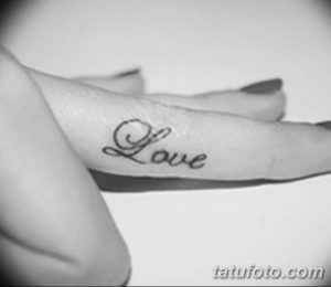 Фото тату: Маленькая черная татуировка с надписью 'Love' на пальце. Простой и символичный рисунок татуировки.