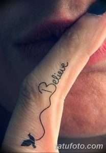 Фото тату надписи 'Believe' с изображением летящей птицы на пальце. Мотивирующий и минималистичный рисунок татуировки.