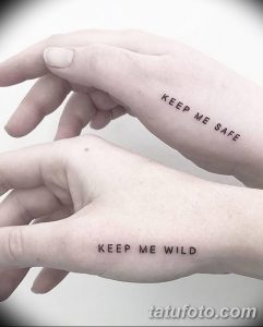 Фото тату с надписями 'Keep me safe' и 'Keep me wild' на запястьях двух людей. Минималистичные татуировки черным цветом, символизирующие разные грани любви.
