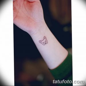 Фото тату маленькой мордочки кота на запястье. Милый и забавный рисунок татуировки для любителей кошек. Идея для минималистичной татуировки.