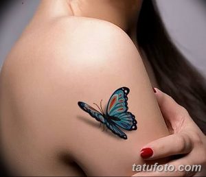 Фото татуировки яркой бабочки на плече девушки. Красивый и изящный рисунок татуировки с использованием ярких цветов.