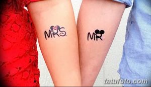 Фото тату: Парные татуировки 'Mr' и 'Mrs' с изображениями голов Микки и Минни Маус на бедрах. Яркие и милые татуировки для супругов.