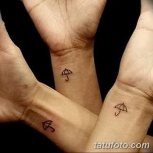 Фото тату зонтиков на пальцах. Маленькие, симпатичные рисунки татуировок в черно-белом цвете. Идеально для парных тату или любителей минимализма.