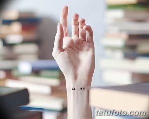 Фото тату: две маленькие кавычки, выполненные черными линиями на запястье. Простой и элегантный рисунок для любителей минимализма и цитат.