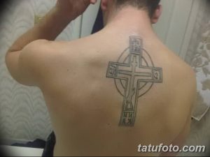 Фото тату кельтского креста на спине. Детализированный рисунок с переплетающимися узорами и кириллическими надписями. Эскиз татуировки в кельтском стиле.