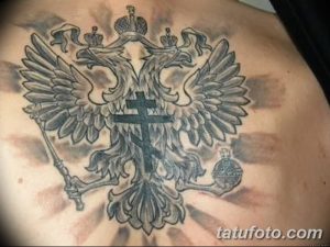 Фото тату двуглавого орла с крестом на спине. Черно-серый рисунок с высокой детализацией и патриотическим символизмом.