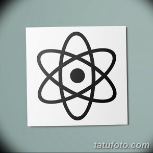 Фотография эскиза татуировки атома, выполненного черными линиями на белом фоне.