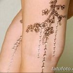 Фото тату: черно-серая татуировка цветов и четки на руке. Детализированный рисунок татуировки в стиле графика.