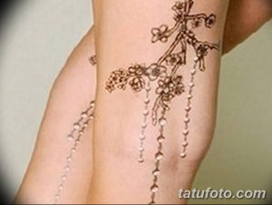 Фото тату: черно-серая татуировка цветов и четки на руке. Детализированный рисунок татуировки в стиле графика.