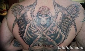 Фото тату на спине: Смерть с косой и крыльями, выполненная в реалистичном стиле с использованием черного и серого цветов.