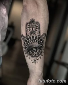 Фото тату на предплечье: рука Фатимы, выполненная в технике blackwork с использованием множества точек и узоров. Детализированный рисунок татуировки.
