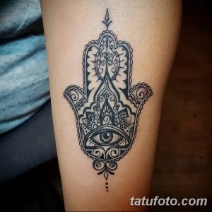 Фото тату на предплечье: рука Фатимы, выполненная в технике blackwork с использованием тонких линий и точек. Детализированный рисунок татуировки.