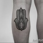 Фото тату Хамса на колене. Небольшой, минималистичный рисунок татуировки в черно-белых тонах, выполненный тонкими линиями.