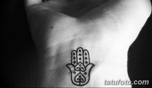 Фото минималистичной татуировки Хамса на запястье. Простой и лаконичный рисунок с четкими линиями. Идеальный выбор для тех, кто ценит сдержанность и элегантность.