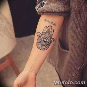 Фото тату Хамса (Рука Фатимы) на запястье. Детализированный черно-белый рисунок с орнаментами.