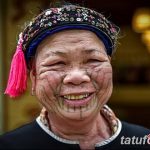 Фото тату: портрет пожилой женщины с традиционными татуировками на лице. Татуировки выполнены черными линиями.