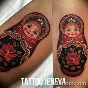 Фото тату: яркая татуировка матрешки с розой на руке. Детализированный рисунок татуировки в стиле традиционной русской игрушки.
