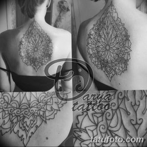 Фото татуировки в виде сложной мандалы на спине, выполненной в технике blackwork с высокой детализацией и симметрией.