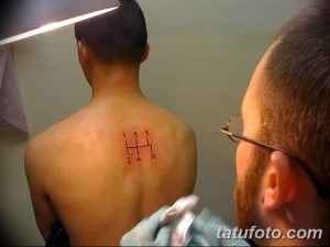Фото тату: схема переключения передач механической коробки передач, выполненная красными чернилами на спине мужчины.