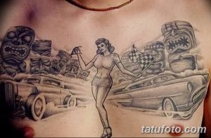 Фото тату: черно-белая татуировка в стиле пин-ап на груди мужчины, изображающая девушку с флагом и классические автомобили.
