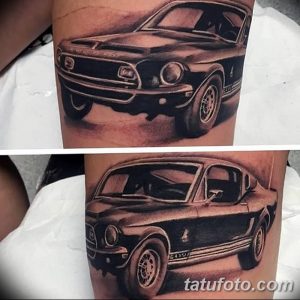 Фото тату: реалистичный черно-белый рисунок Ford Mustang на руке мужчины, выполненный с высокой детализацией.