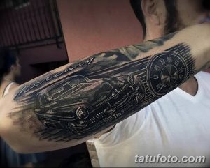 Фото тату на руке с изображением автомобиля Mercury и спидометра. Черно-белый рисунок татуировки с эффектом скорости и движения.