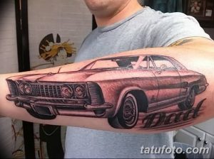 Фото тату на предплечье с изображением классического автомобиля и надписью 'Dad'. Рисунок татуировки выполнен в реалистичном стиле с использованием черно-серых тонов.