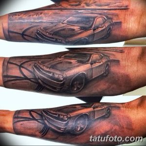 Фото нескольких эскизов тату с изображением автомобиля Dodge Challenger, расположенных на руке. Разные ракурсы и стили исполнения.