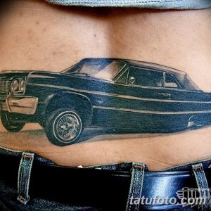 Фото тату классического американского автомобиля на животе, выполненное в реалистичном стиле с использованием черно-белой гаммы.