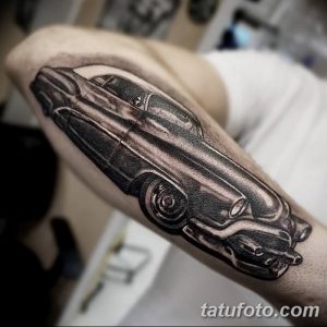 Фото тату Porsche 356 на руке, выполненное в черно-белой гамме с акцентом на детали и контуры автомобиля.