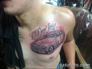 Фото тату на груди мужчины с изображением классического автомобиля розового цвета и надписью 'El Don Tony' в каллиграфическом стиле.