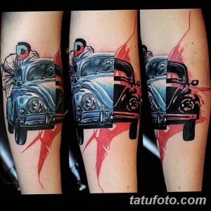 Фотография татуировки Volkswagen Beetle на ноге, выполненной в ярких цветах с добавлением брызг краски. Рисунок выполнен в стиле акварель.
