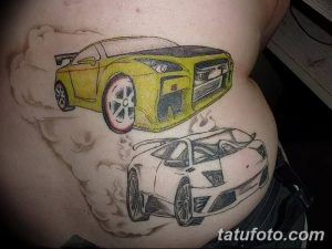 Фото тату с изображением двух автомобилей, дрифтующих на фоне клубов дыма. Яркие цвета, динамичная композиция. Идеи для тату.