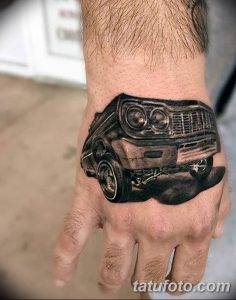 Фото тату автомобиля на руке в стиле реализм. Черно-белый рисунок с детальной проработкой и эффектом объема. Идеи для тату.