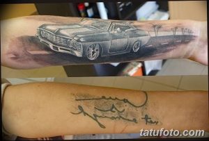 Фото тату автомобиля на фоне пейзажа с пальмами. Реалистичный стиль, черно-белая гамма, детальная проработка. Идеи для тату.